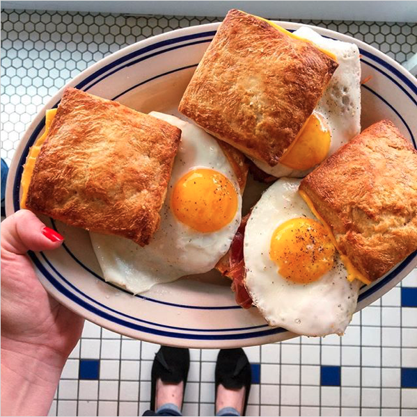 The Best Breakfast and Brunch Restaurants in Chicago that are open weekdays and weekends.